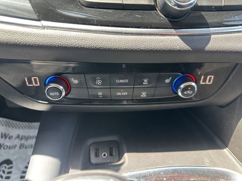 Used 2018 Buick Enclave Essence FWD image 19