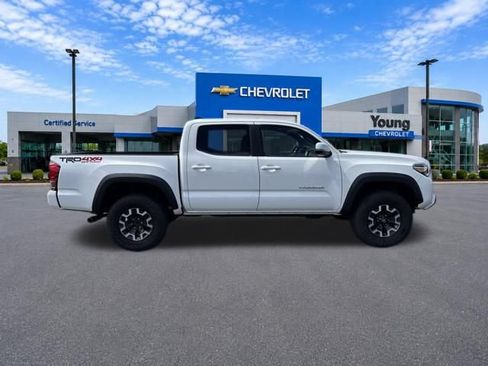 Used 2017 Toyota Tacoma TRD Off-Road w/ Premium & Technology Package AWD/4WD image 8