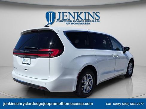 Used 2024 Chrysler Pacifica Touring-L image 7