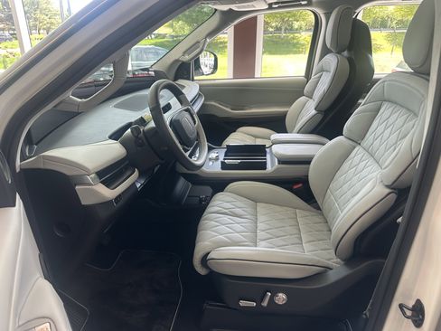 New 2026 Lincoln Navigator Black Label w/ Black Label Special Edition AWD/4WD image 11