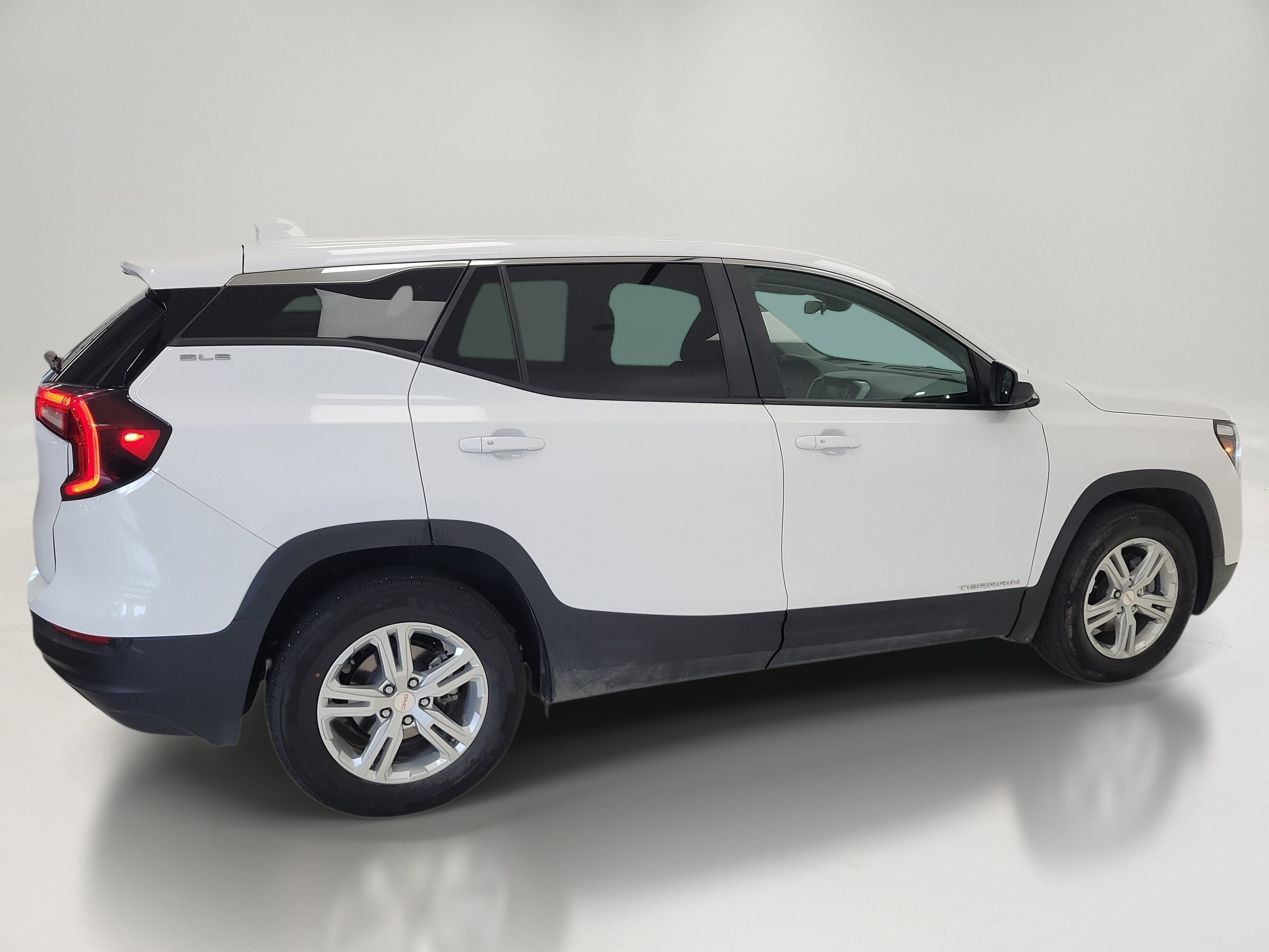 Used 2024 GMC Terrain SLE FWD image 3