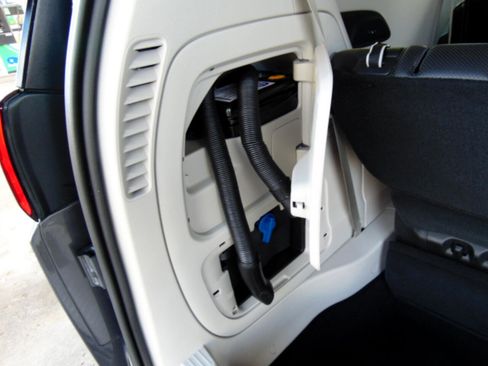 Used 2018 Chrysler Pacifica Limited w/ Tire & Wheel Group image 19