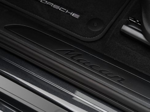 Certified 2025 Porsche Macan AWD/4WD image 12