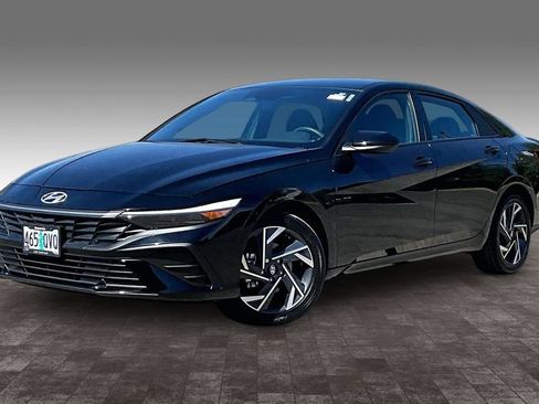 Used 2025 Hyundai Elantra SEL FWD image 2