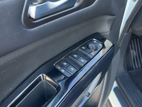 Used 2022 Nissan Pathfinder SV image 11