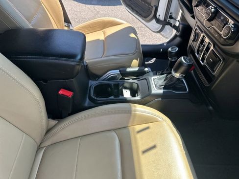 Used 2018 Jeep Wrangler Unlimited Sahara AWD/4WD image 38