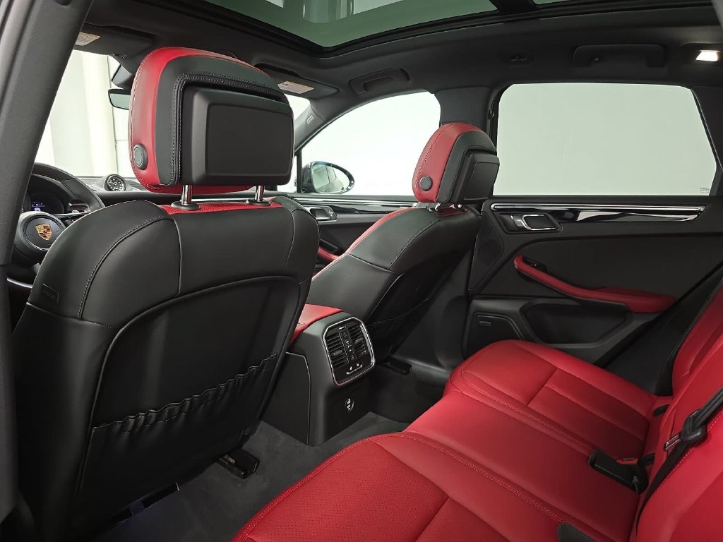 Certified 2025 Porsche Macan S AWD/4WD image 28