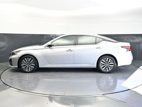 Used 2024 Nissan Altima 2.5 SV FWD image 8