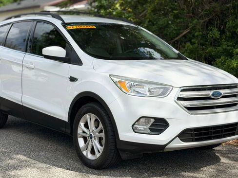 Used 2018 Ford Escape SE w/ SE Sync 3 Package FWD image 4