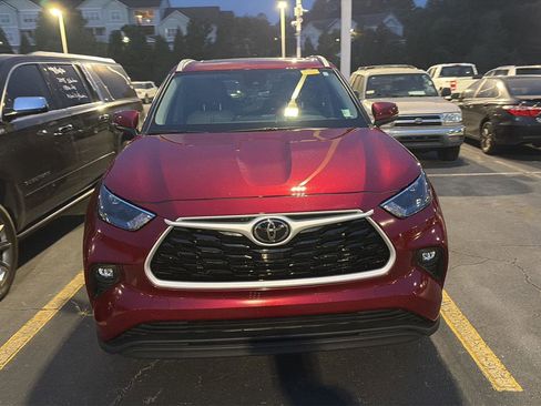 Certified 2024 Toyota Highlander XLE AWD/4WD image 4