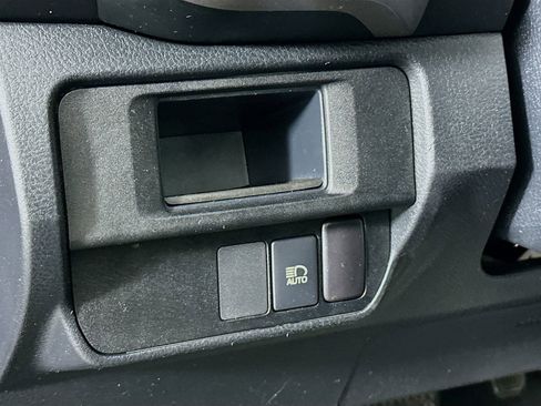 Used 2018 Toyota Tacoma SR5 w/ SR5 Appearance Package (SM) image 10