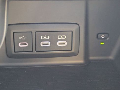 Used 2024 Toyota Venza XLE image 18