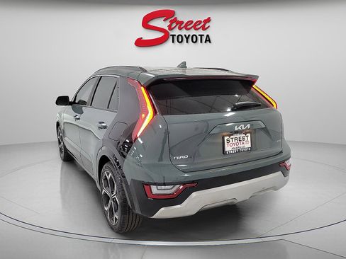 Used 2023 Kia Niro SX Touring image 2