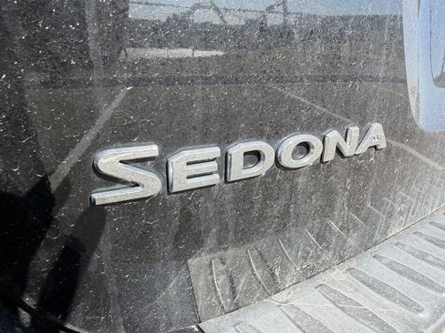 Used 2017 Kia Sedona LX image 4