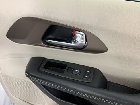 Used 2022 Chrysler Voyager LX image 37