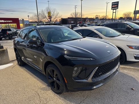 Used 2024 Buick Envision Sport Touring image 2