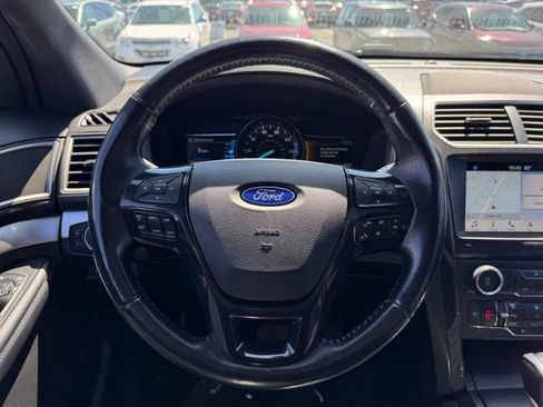 Used 2017 Ford Explorer XLT w/ Equipment Group 202A AWD/4WD image 31