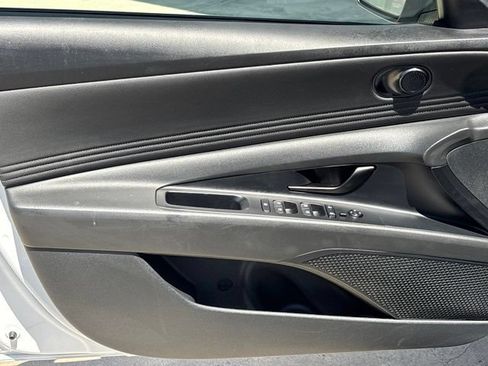 Used 2025 Hyundai Elantra SEL FWD image 12