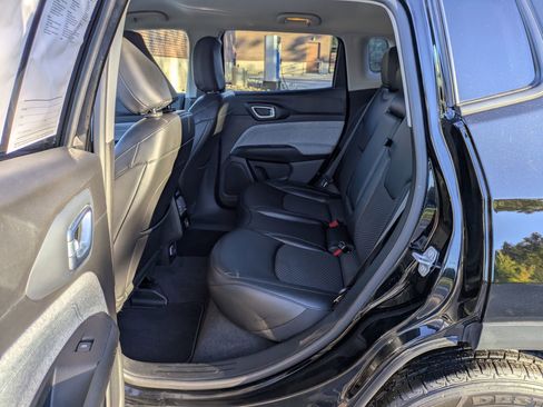 Used 2022 Jeep Compass Latitude image 27