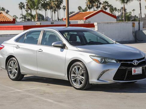 Used 2015 Toyota Camry SE image 4