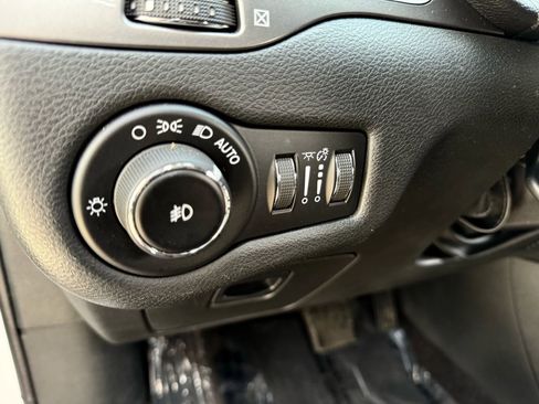 Used 2019 Jeep Cherokee Latitude Plus w/ Cold Weather Group image 17