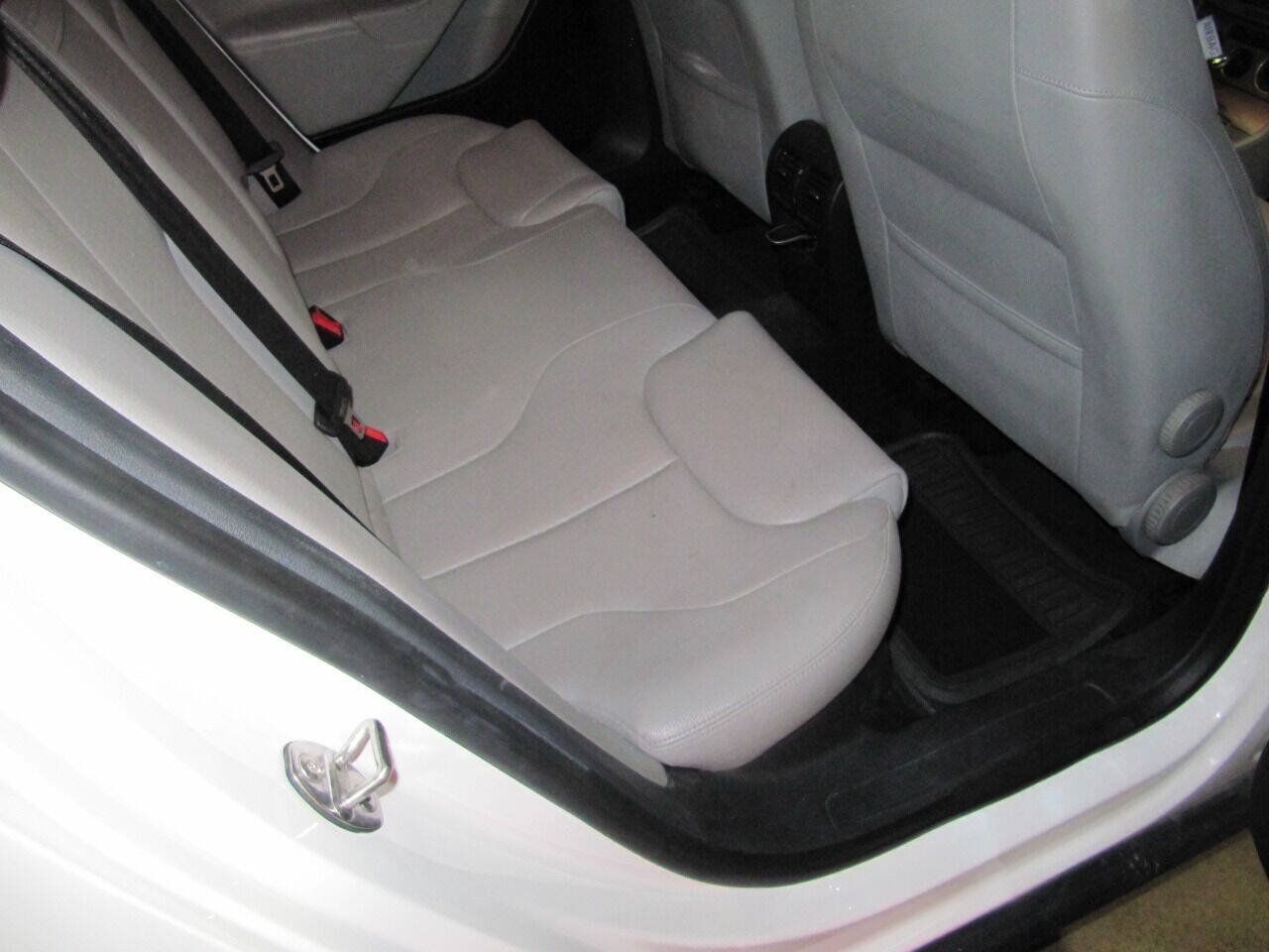 Used 2006 Volkswagen Passat Value Edition FWD image 20