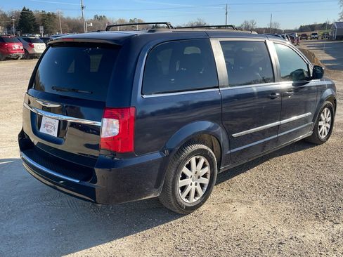 Used 2015 Chrysler Town & Country Touring image 5