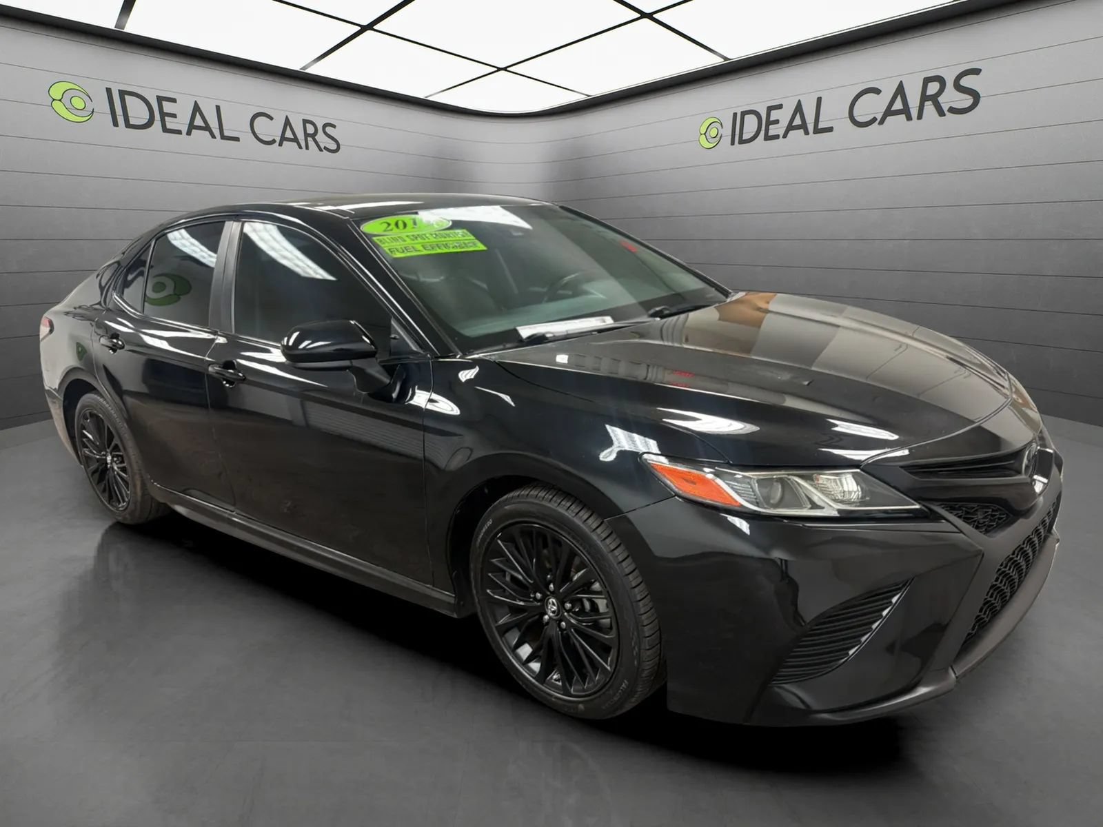 Used 2019 Toyota Camry SE FWD image 3