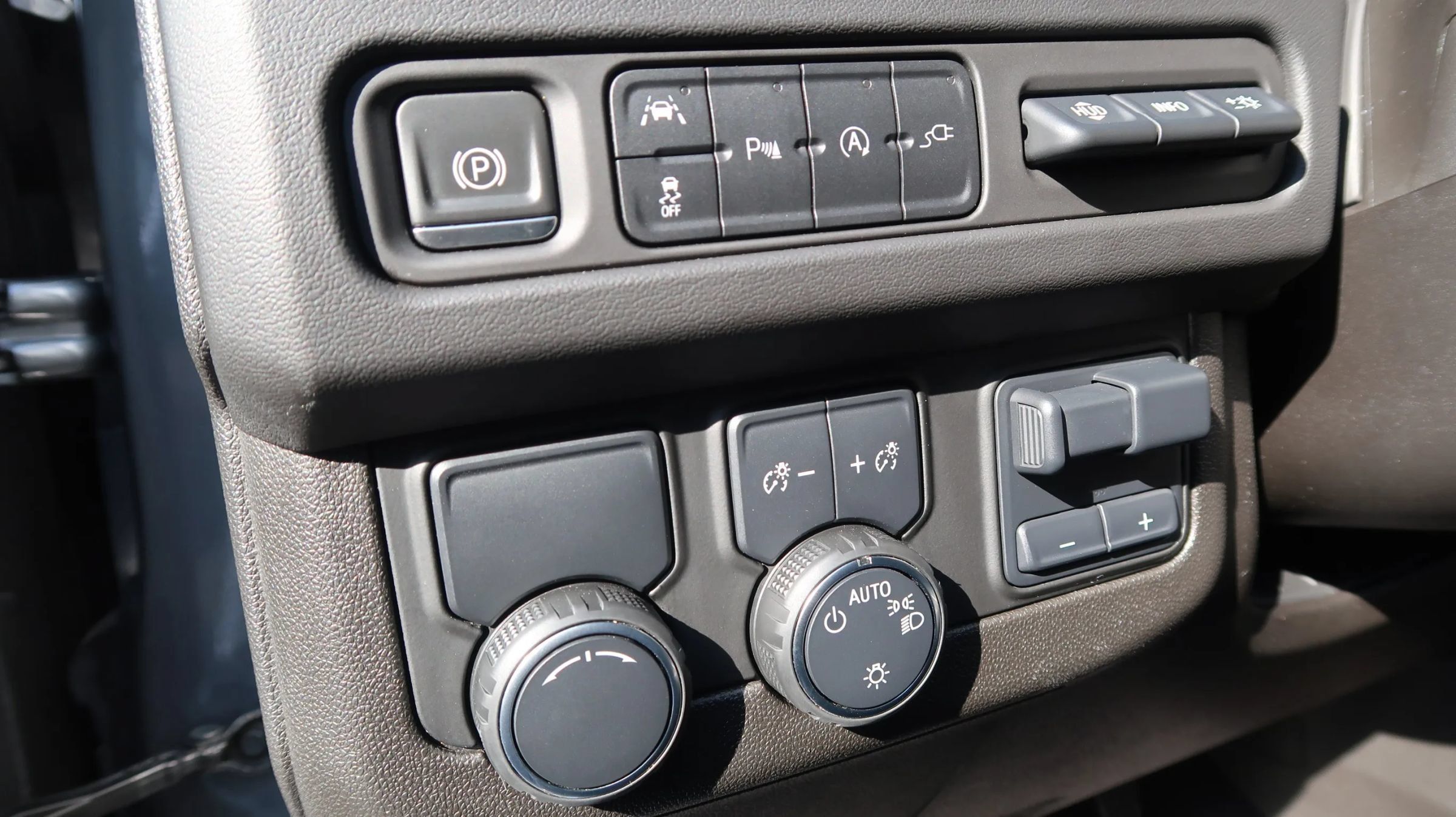 Used 2021 Chevrolet Suburban Premier w/ Premium Package RWD image 30