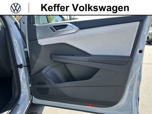 New 2026 Volkswagen Taos SE FWD image 30