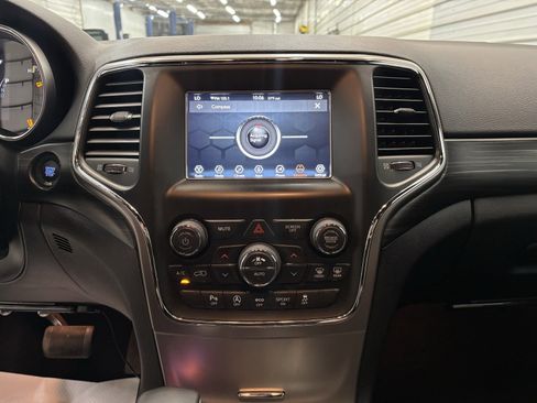 Used 2019 Jeep Grand Cherokee Laredo image 18