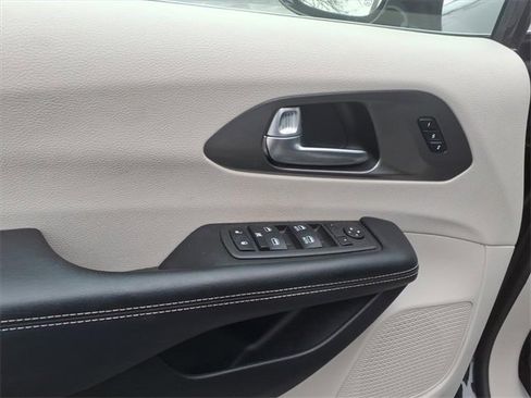 Used 2022 Chrysler Pacifica Touring-L image 9