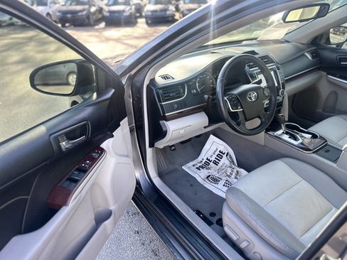 Used 2014 Toyota Camry XLE image 9