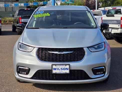 Used 2024 Chrysler Pacifica Touring-L FWD image 8