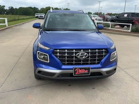 Used 2025 Hyundai Venue Limited FWD image 4