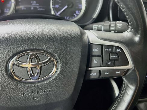 Used 2024 Toyota Highlander XLE FWD image 20