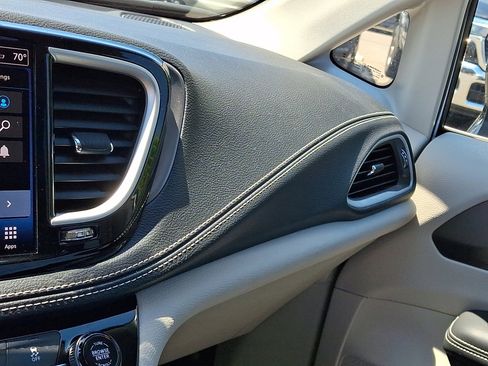 Used 2024 Chrysler Pacifica Limited FWD image 30