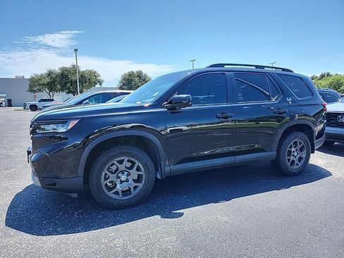 Used 2025 Honda Pilot TrailSport image 8