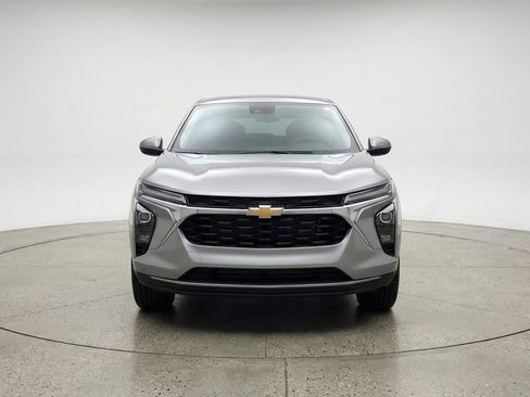 Used 2025 Chevrolet Trax LT image 2