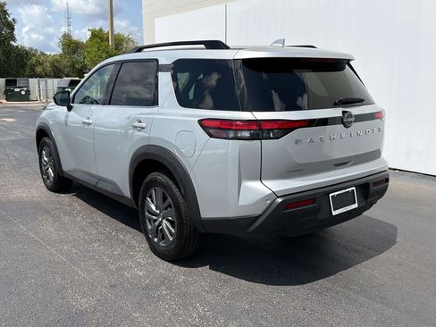 Used 2025 Nissan Pathfinder SV FWD image 3
