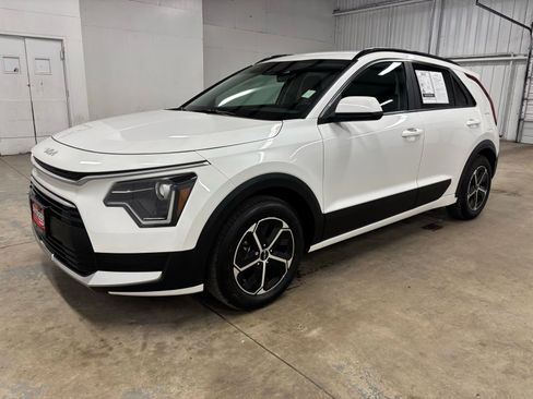 Used 2024 Kia Niro LX FWD image 3