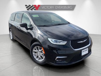 Used 2025 Chrysler Pacifica Select