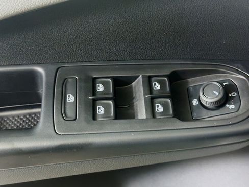 Used 2023 Volkswagen Taos SE w/ Panoramic Sunroof Package FWD image 15