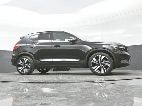 Used 2025 Volvo XC40 B5 Plus image 28