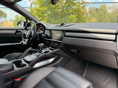 Certified 2022 Porsche Cayenne Turbo w/ Performance Package (PG2) AWD/4WD image 25