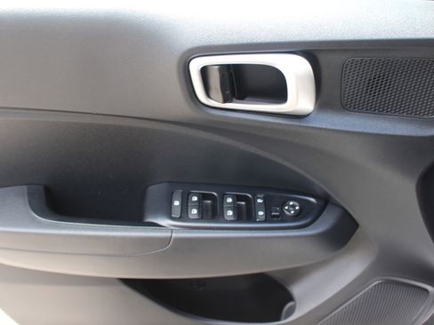 Used 2025 Hyundai Venue SEL FWD image 13