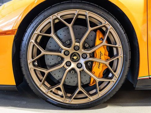 Used 2018 Lamborghini Huracan Performante AWD/4WD image 31
