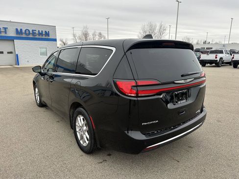 Used 2025 Chrysler Pacifica Select image 3