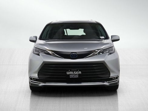 Used 2022 Toyota Sienna XLE image 8