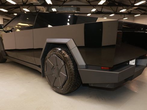 Used 2024 Tesla Cybertruck AWD Crew Cab image 7